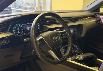 Подержанный автомобиль Audi e-tron 2020 года (13 фото)