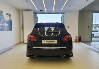 Подержанный автомобиль Porsche Cayenne 2012 года (5 фото)