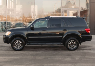 Подержанный автомобиль Toyota Sequoia 2004 года (8 фото)