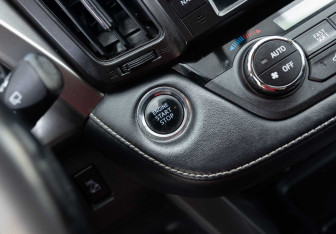 Подержанный автомобиль Toyota RAV4 2017 года (15 фото)