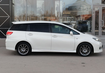 Подержанный автомобиль Toyota Wish Minivan 2011 года (4 фото)