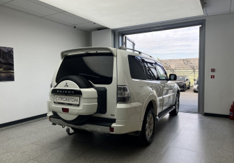 Подержанный автомобиль Mitsubishi Pajero 2014 года (4 фото)