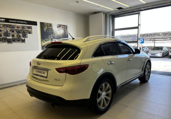Подержанный автомобиль Infiniti FX 2010 года (5 фото)