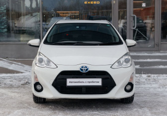 Подержанный автомобиль Toyota Aqua 2016 года (2 фото)