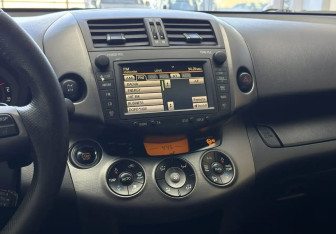 Подержанный автомобиль Toyota RAV4 2012 года (16 фото)