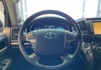 Подержанный автомобиль Toyota Land Cruiser Suv 2011 года (16 фото)