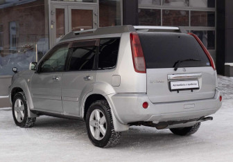 Подержанный автомобиль Nissan X-Trail 2003 года (7 фото)