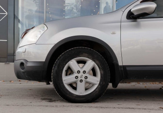 Подержанный автомобиль Nissan Qashqai 2007 года (9 фото)