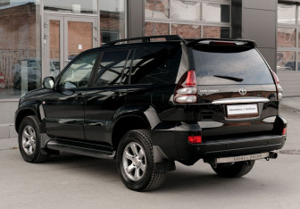 Подержанный автомобиль Toyota Land Cruiser Prado 2008 года (7 фото)