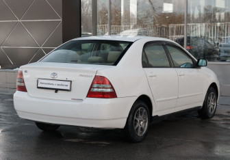 Подержанный автомобиль Toyota Corolla Sedan 2002 года (5 фото)