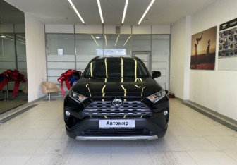 Подержанный автомобиль Toyota RAV4 2021 года (2 фото)