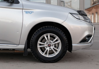 Подержанный автомобиль Mitsubishi Outlander 2017 года (9 фото)