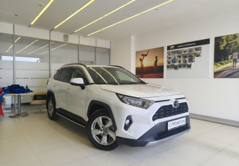 Подержанный автомобиль Toyota RAV4 2020 года (3 фото)