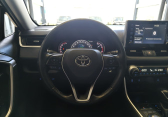 Подержанный автомобиль Toyota RAV4 2021 года (9 фото)