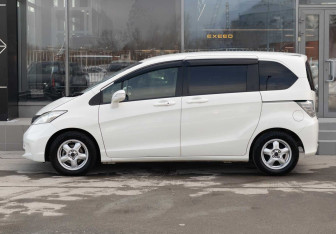Подержанный автомобиль Honda Freed 2012 года (8 фото)