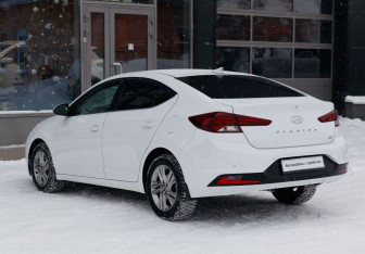 Подержанный автомобиль Hyundai Elantra Sedan 2019 года (7 фото)