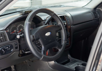 Подержанный автомобиль Ford Explorer 2005 года (11 фото)