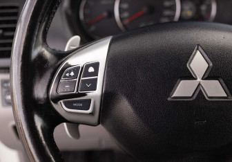 Подержанный автомобиль Mitsubishi Pajero Sport 2011 года (12 фото)