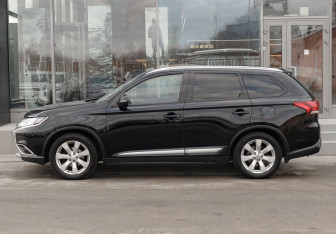Подержанный автомобиль Mitsubishi Outlander 2015 года (8 фото)