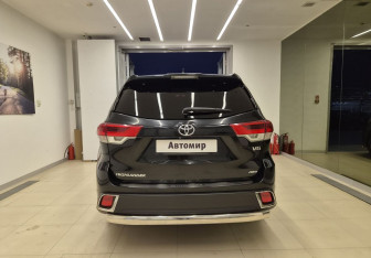 Подержанный автомобиль Toyota Highlander 2019 года (5 фото)
