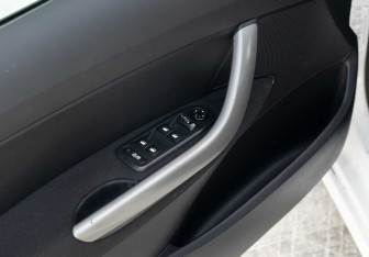 Подержанный автомобиль Peugeot 308 Hatchback 2011 года (15 фото)