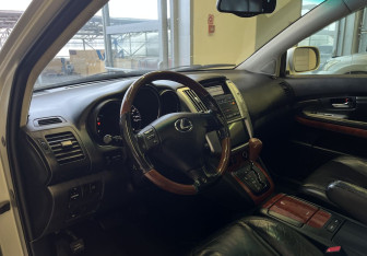 Подержанный автомобиль Lexus RX 2003 года (12 фото)