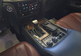 Подержанный автомобиль Lexus LX 2017 года (12 фото)
