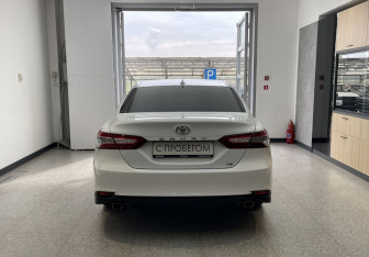 Подержанный автомобиль Toyota Camry Sedan 2018 года (7 фото)