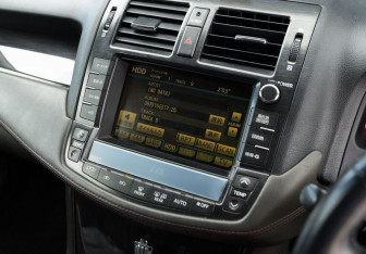 Подержанный автомобиль Toyota Crown Sedan 2010 года (14 фото)