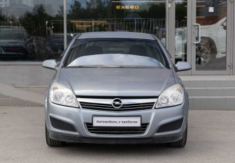 Подержанный автомобиль Opel Astra Sedan 2008 года (2 фото)