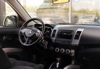 Подержанный автомобиль Mitsubishi Outlander 2007 года (10 фото)