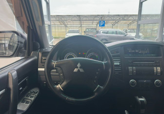Подержанный автомобиль Mitsubishi Pajero 2011 года (21 фото)
