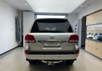 Подержанный автомобиль Toyota Land Cruiser Suv 2011 года (8 фото)
