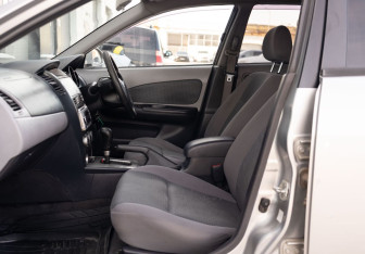 Подержанный автомобиль Nissan Wingroad 2002 года (17 фото)