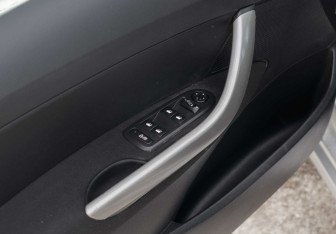 Подержанный автомобиль Peugeot 308 Hatchback 2011 года (15 фото)