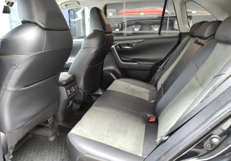 Подержанный автомобиль Toyota RAV4 2022 года (13 фото)