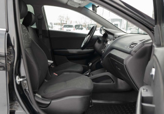 Подержанный автомобиль Kia Rio Sedan 2017 года (18 фото)