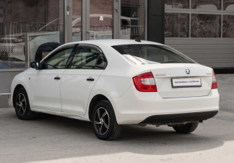 Подержанный автомобиль Skoda Rapid Liftback 2017 года (7 фото)