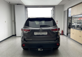 Подержанный автомобиль Toyota Highlander 2014 года (5 фото)