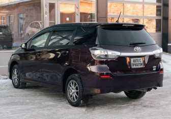 Подержанный автомобиль Toyota Wish Minivan 2013 года (7 фото)