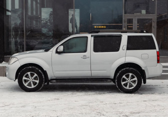 Подержанный автомобиль Nissan Pathfinder 2011 года (7 фото)