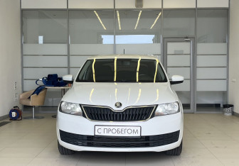 Подержанный автомобиль Skoda Rapid Liftback 2015 года (2 фото)