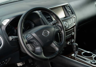Подержанный автомобиль Nissan Pathfinder 2014 года (11 фото)