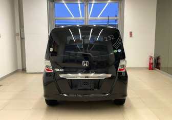 Подержанный автомобиль Honda Freed 2012 года (5 фото)