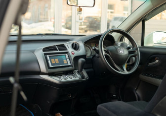 Подержанный автомобиль Honda Stream 2007 года (10 фото)