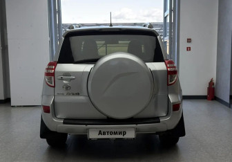 Подержанный автомобиль Toyota RAV4 2012 года (5 фото)