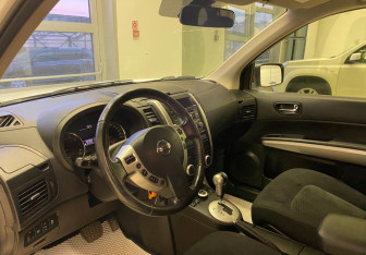 Подержанный автомобиль Nissan X-Trail 2013 года (9 фото)