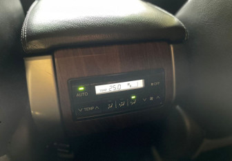 Подержанный автомобиль Toyota Land Cruiser Prado 2010 года (18 фото)