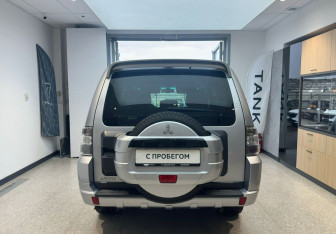 Подержанный автомобиль Mitsubishi Pajero 2011 года (7 фото)