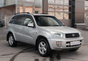 Подержанный автомобиль Toyota RAV4 2002 года (3 фото)